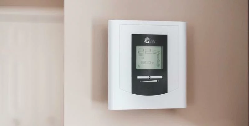 Thermostat showing room temperature of 22.5 degrees celsius.